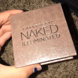 Naked illuminated shimmering powder/highlighter